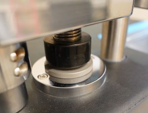 دستگاه پرس نمونه آزمایشگاهی جهت آماده‌سازی قرص پودری برای آنالیز XRF و سایر روش‌ها، با عملکرد هیدرولیکی دقیق و طراحی صنعتی مناسب برای آزمایشگاه‌های کنترل کیفیت.