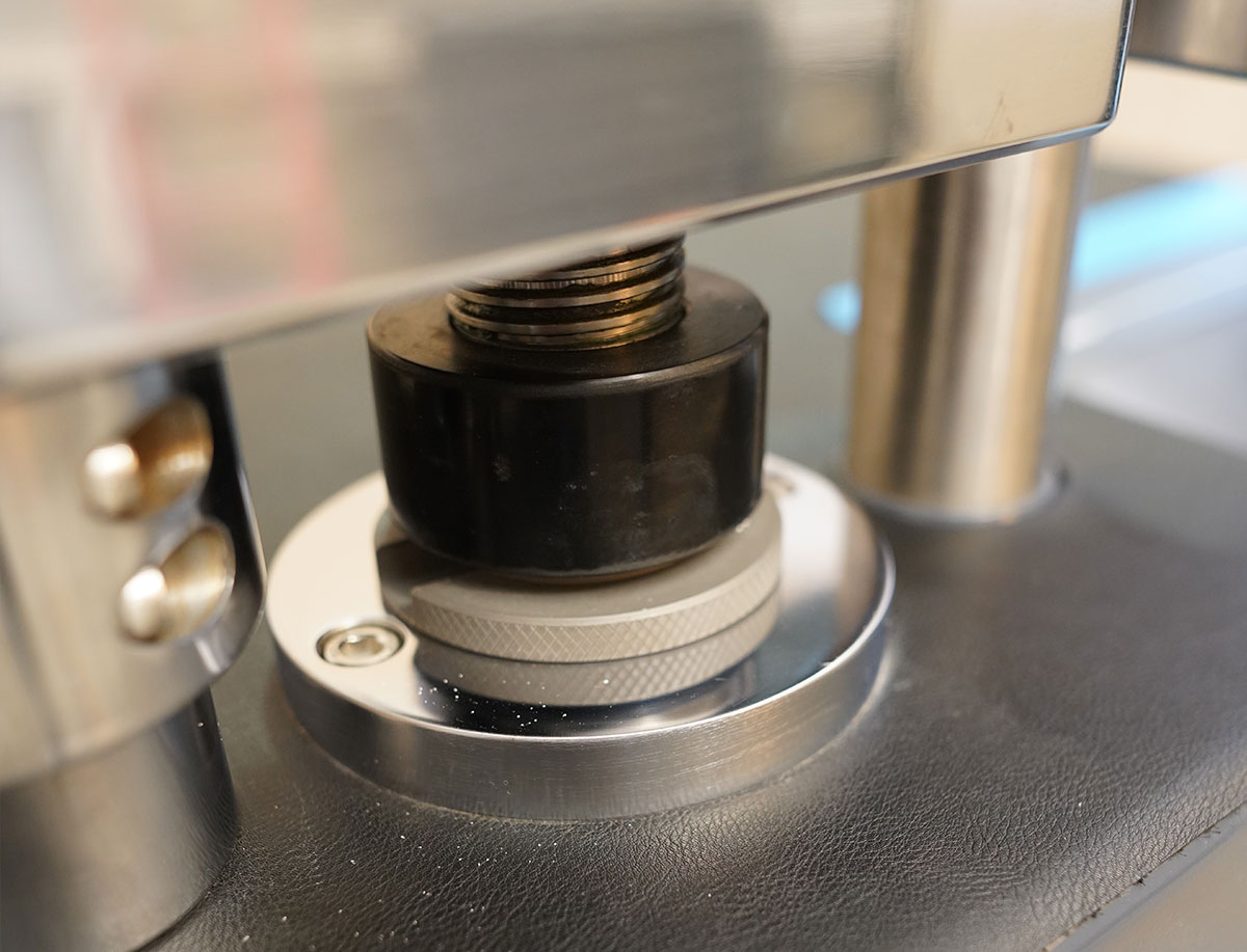 دستگاه پرس نمونه آزمایشگاهی جهت آماده‌سازی قرص پودری برای آنالیز XRF و سایر روش‌ها، با عملکرد هیدرولیکی دقیق و طراحی صنعتی مناسب برای آزمایشگاه‌های کنترل کیفیت.