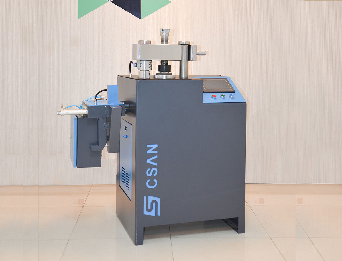دستگاه پرس نمونه آزمایشگاهی جهت آماده‌سازی قرص پودری برای آنالیز XRF و سایر روش‌ها، با عملکرد هیدرولیکی دقیق و طراحی صنعتی مناسب برای آزمایشگاه‌های کنترل کیفیت.